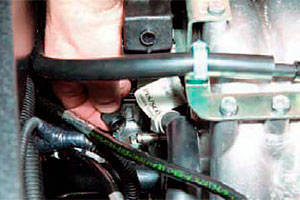 Проверка давления топлива в системе питания двигателя Chevrolet Niva