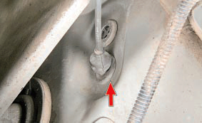  Резиновый уплотнитель троса привода замка капота Nissan Qashqai