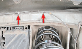 Расположение фиксаторов оболочки троса привода замка капота Nissan Qashqai