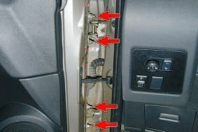 Расположение гаек шпилек крепления двери к петлям центральной стойки Nissan Qashqai