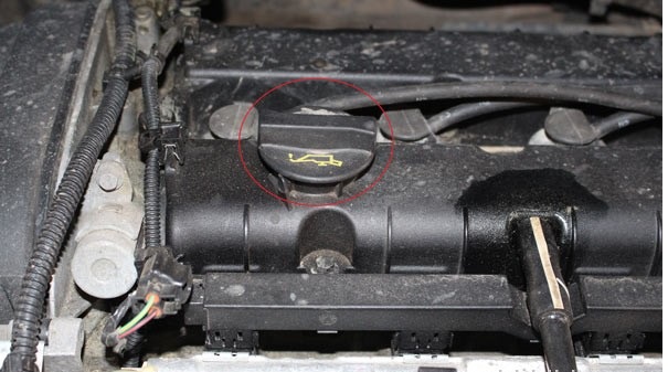 Крышка маслозаливной горловины в автомобиле Ford Focus 2