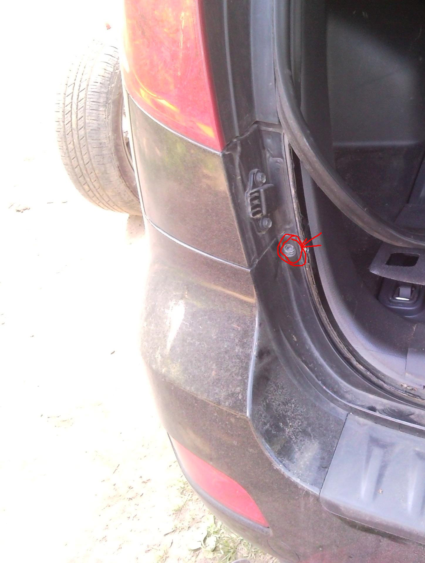 Винт крепления верхушки заднего бампера на автомобиле Hyundai Sanata Fe CM 2006-2012