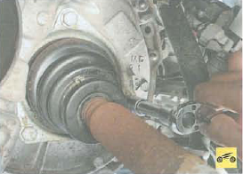 Крепление чехла внутреннего шарнира привода левого колеса Renault Logan