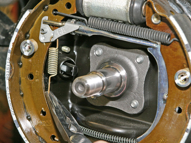 Снятие пружины рычага регулятора зазоров тормозного механизма Renault Logan