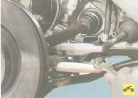 Выпрессовка шарнирного пальца из бобышки рычага поворотного кулака Renault Logan