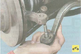 Извлечение шарнирного пальца из бобышки поворотного кулака Renault Logan