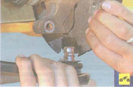 Извлечение пальца шаровой опоры из поворотного кулака Renault Logan