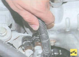 Извлечение жгута проводов двигателя из держателя Renault Logan