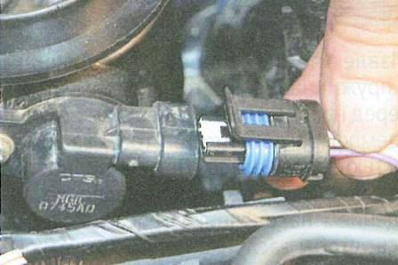 Отсоединение колодки жгута проводов от датчика положения дроссельной заслонки Renault Logan