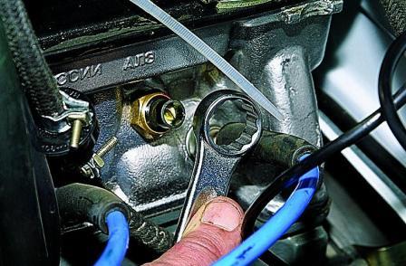 Ослабление затяжки датчика указателя температуры охлаждающей жидкости Chevrolet Niva