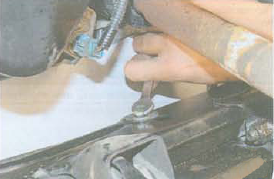 Отворачивание болта крепления трубки системы гидравлического усилителя рулевого управления Renault Logan