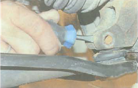 Разжатие клеммового соединения поворотного кулака и шаровой опоры Renault Logan