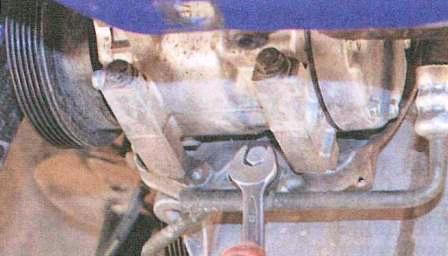 Болт крепления кронштейна компрессора кондиционера к масляному картеру Renault Logan