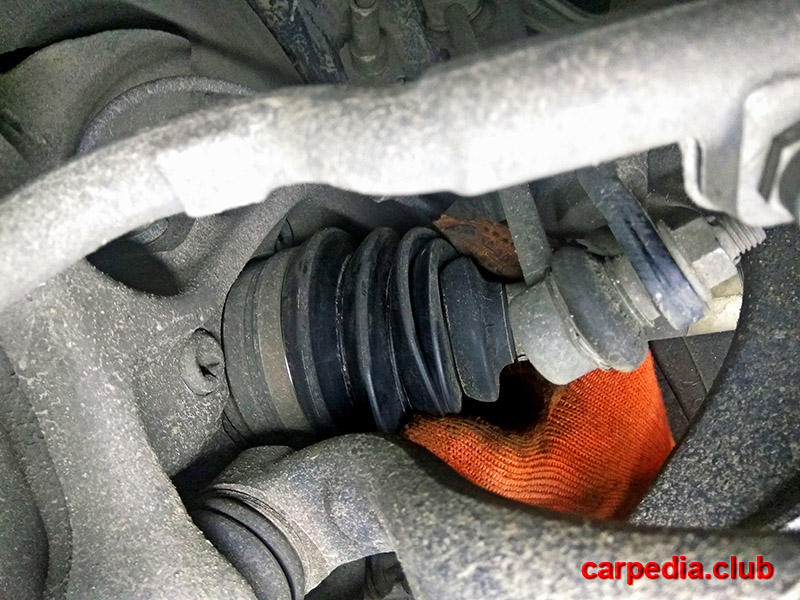 Проверка целостности пыльника привода переднего колеса BMW X5 F15
