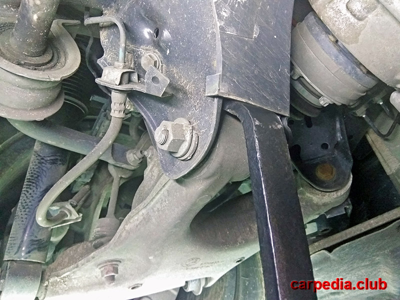 Проверка износа резинометаллического шарнира в соединении качающегося рычага с кронштейнами балки заднего моста BMW X5 F15