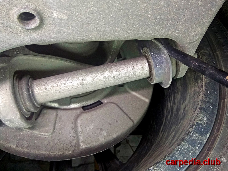 Проверка износа шарового шарнира в соединении качающегося рычага с интегральным рычагом задней подвески BMW X5 F15