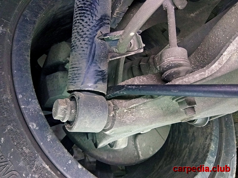 Проверка износа резинометаллического шарнира цапфы амортизатора задней подвески BMW X5 F15