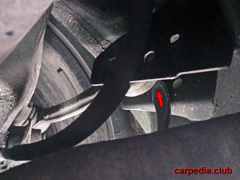 Проверка износа резинометаллического шарнира верхнего направляющего рычага в соединении с кронштейном балки заднего моста BMW X5 F15