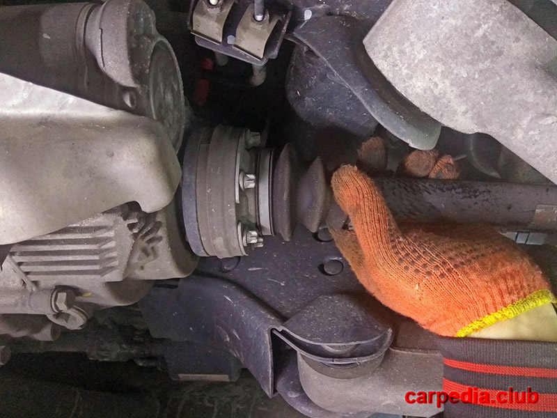 Проверка целостности защитного кожуха (пыльника) привода заднего колеса BMW X5 F15