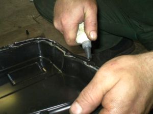 Наносим герметик на очищеную привалочную поверхность Ford Focus 2