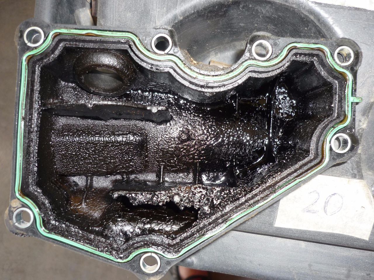Загрязьненный отложениями маслоотделитель и клапан вентиляции картера Ford Focus 2