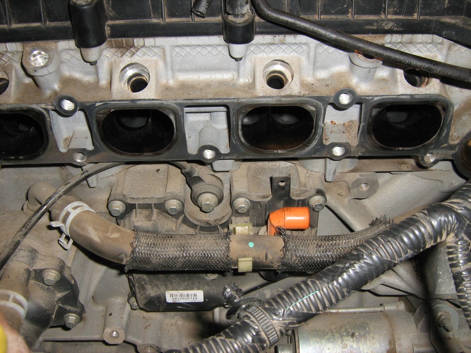 Расположение маслоотделителя на блоке цилиндров Ford Focus 2