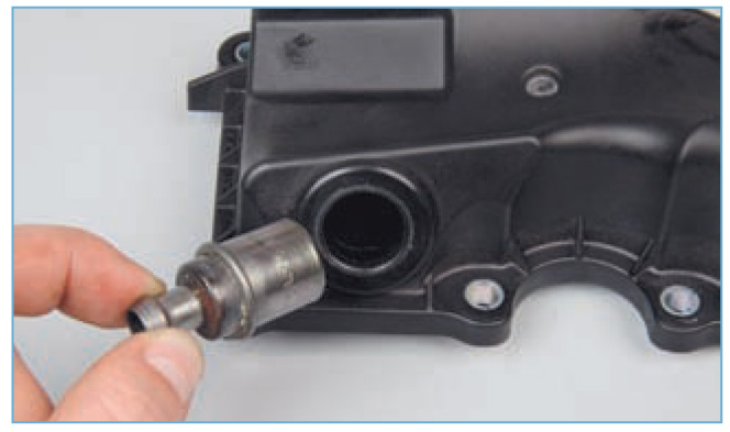 Вынимание клапана вентиляции с корпуса маслоотделителя автомобиля Ford Focus 2