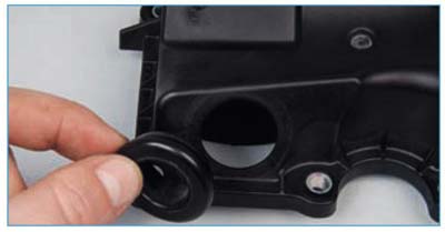 Снятие уплотнительной втулки клапана вентиляции картера на Ford Focus 2