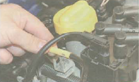 Снятие с кронштейна на крышке ГБЦ шланга продувки адсорбера Renault Logan