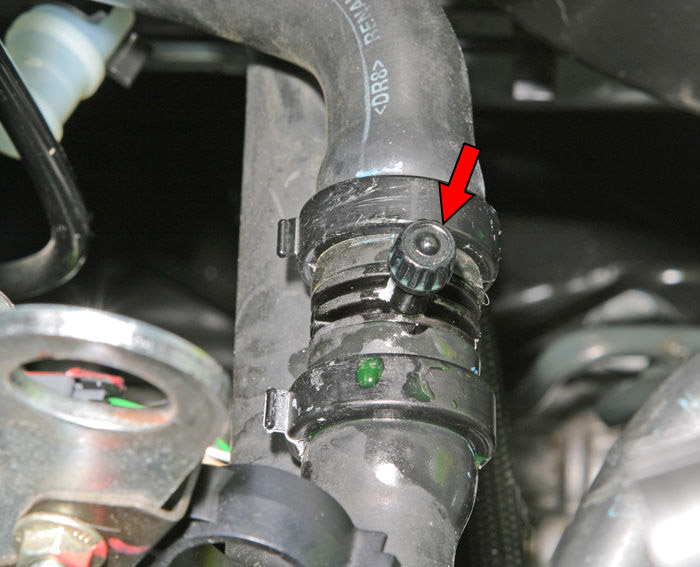 Клапан стравливания воздуха на шланге подвода жидкости к отопителю Renault Logan