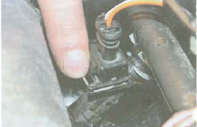 Нажатие на фиксатор колодки жгута проводов топливной форсунки Renault Logan