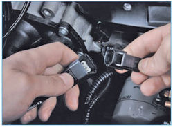 Разъединение колодки жгута проводов системы управления двигателем и жгута проводов датчика детонации Ford Focus 2
