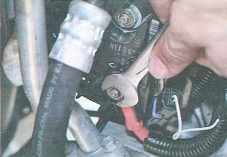 Гайка крепления наконечника провода на генераторе Renault Logan