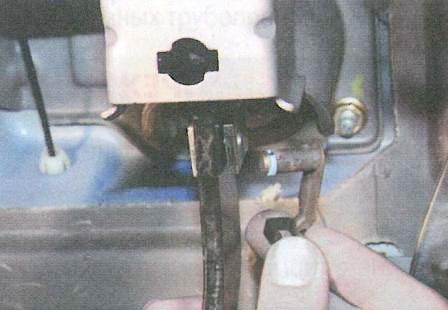 Извлечение фиксирующего пальца из педали тормоза и вилки толкателя вакуумного усилителя тормозов Renault Logan