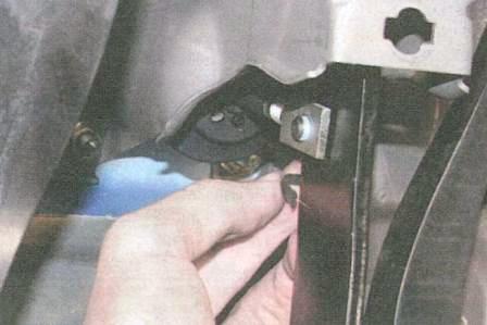 Пружинный фиксатор пальца толкателя вакуумного усилителя тормозов на педали тормоза Renault Logan