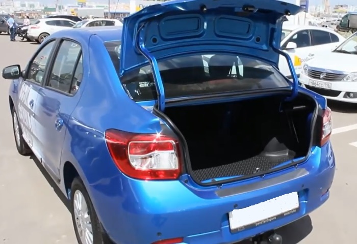 Открытый багажник Renault Logan