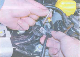 Снятие держателя шланга продувки адсорбера Renault Logan