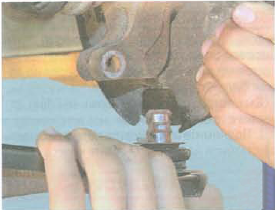 Извлечение пальца шаровой опоры из поворотного кулака Renault Logan
