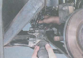 Извлечение рулевого механизма через арку правого переднего колеса Renault Logan
