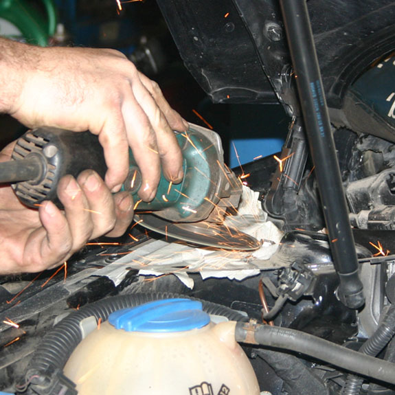 Срезание болгаркой прикипевшего и заржавевшего болта крепления чашки передней амортизаторной стойки Volkswagen Passat B6 2005-2010