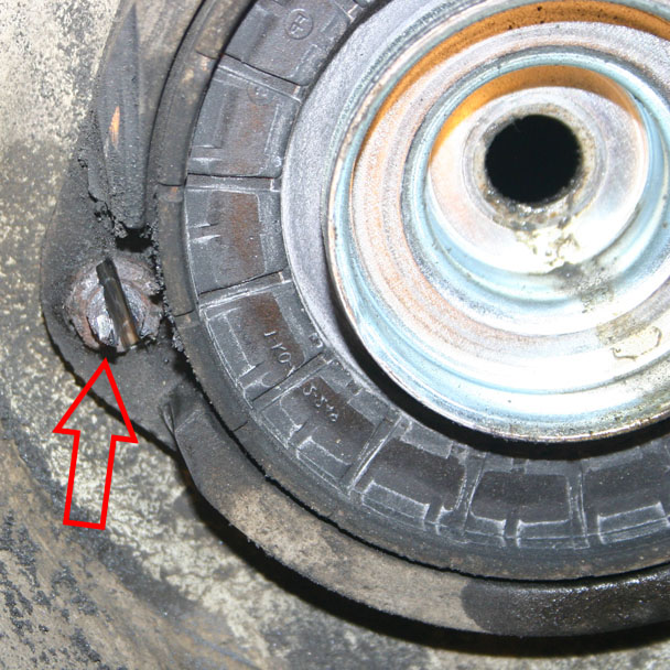 Срезание снизу прикипевшего и заржавевшего болта крепления чашки передней амортизаторной стойки Volkswagen Passat B6 2005-2010
