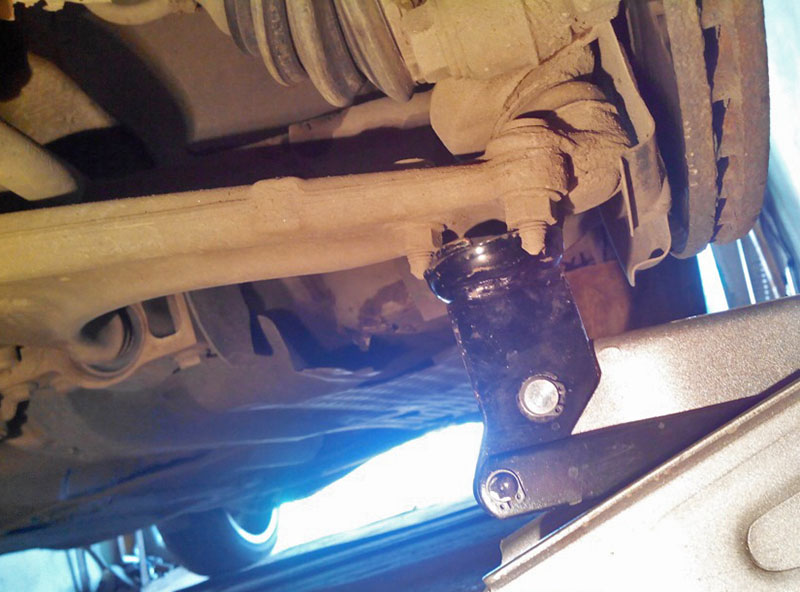 Подъем стойки амортизатора домкратом через шаровую опору переднего колеса Volkswagen Passat B6 2005-2010