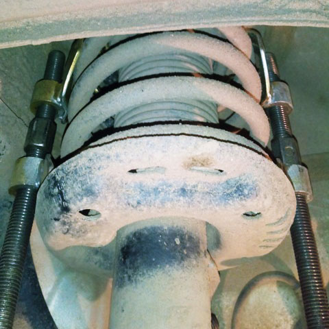 Фиксация стяжкой сжатой пружины переднего амортизатора Volkswagen Passat B6 2005-2010