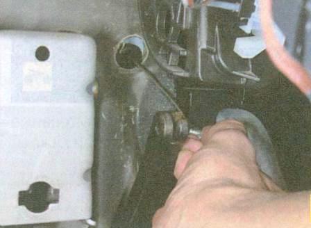 Снятие наконечника троса привода дроссельной заслонки с педали акселератора Renault Logan