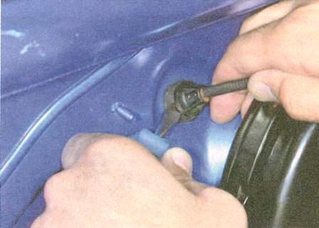 Наконечник оболочки троса привода дроссельной заслонки в щитке со стороны моторного отсека Renault Logan