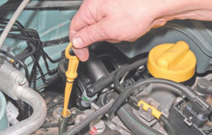 Извлечение щупа для проверки уровня масла Renault Logan