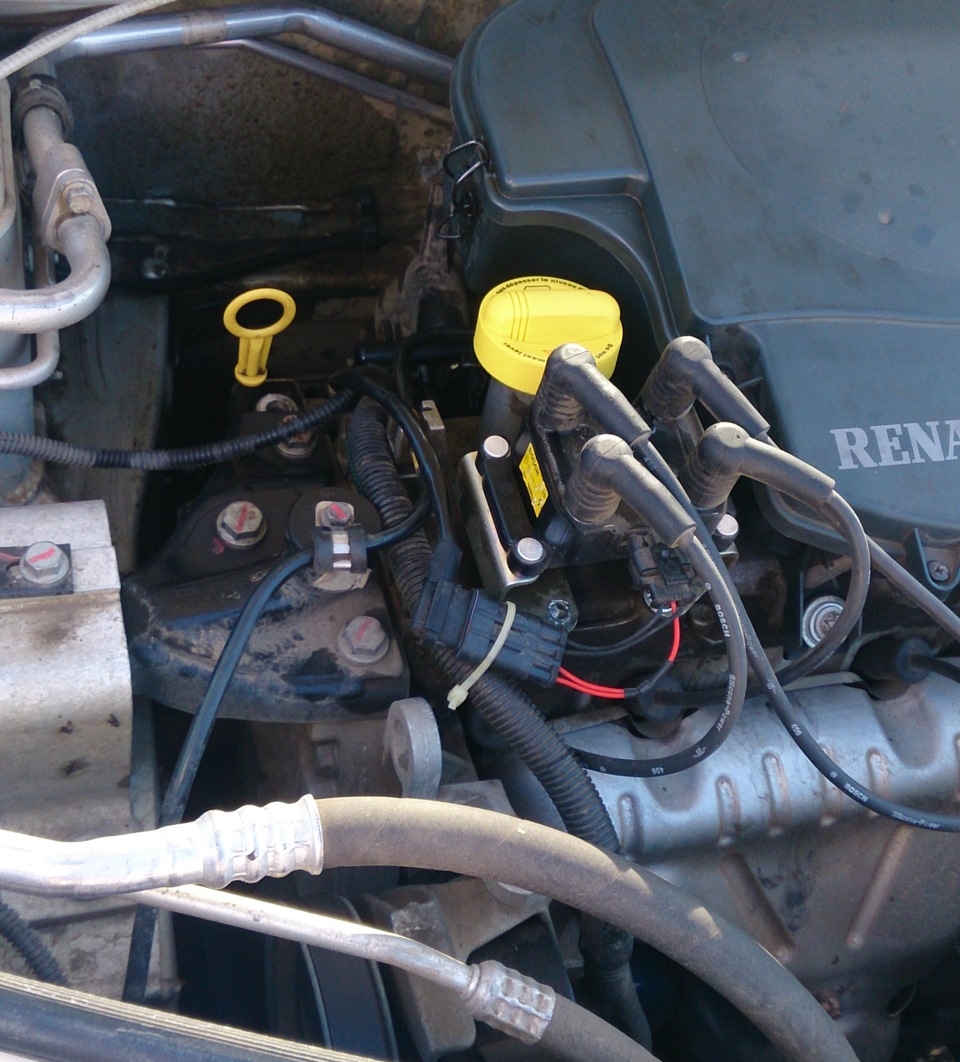 Закрытая маслозаливная горловина и щуп контроля уровня масла Renault Logan