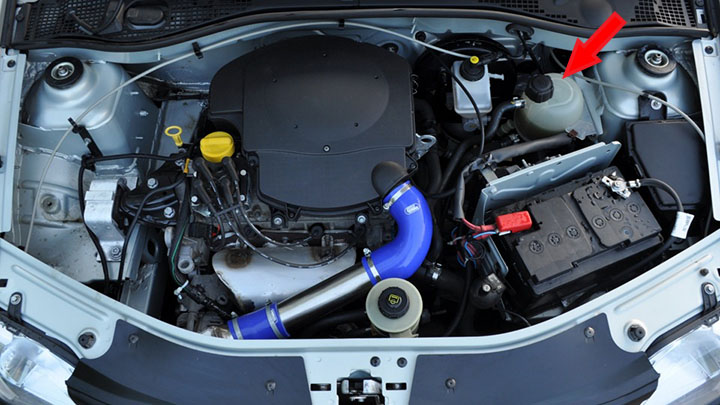 Расположение расширительного бачка системы охлаждения двигателя Renault Logan 1