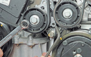 Регулировка натяжения ремня привода вспомогательных агрегатов Renault Logan