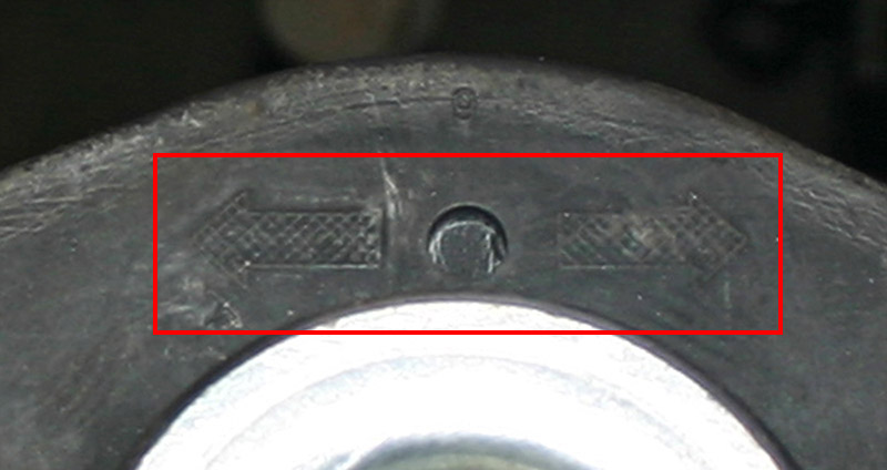 Стрелки на верхней опоре амортизаторной стойки Volkswagen Passat B6 2005-2010